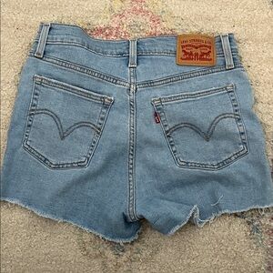 Lightwash Highrise Levi’s (size 28)